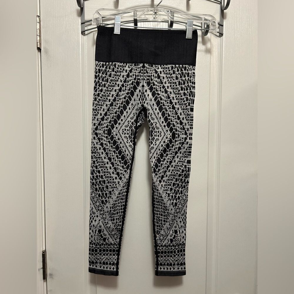 FABLETICS High-Waist Seamless Crop Leggings lace black white‎ XS women’s EUC
